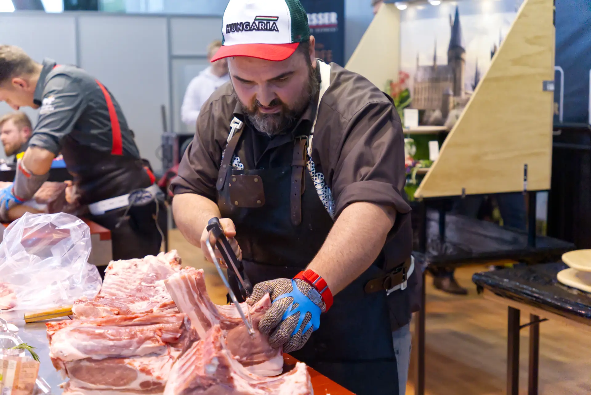 Teilnehmer zerlegt Fleisch auf der Butcher-Wars-Bühne
